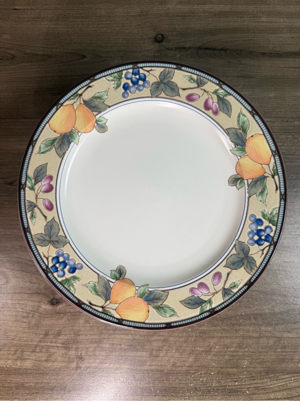 Mikasa Intaglio Garden Harvest Dinner Set (8) 11” Dinner Plates/(8) 9.25” Bowls